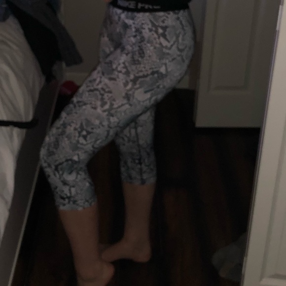 NIKE PRO CROPPED SNAKE SKIN LEGGINGS - Picture 4 of 5